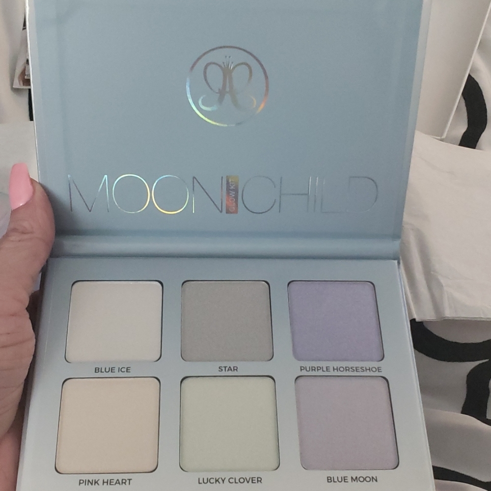 Anastasia moon glow eyeshadow palette. - Picture 1 of 3